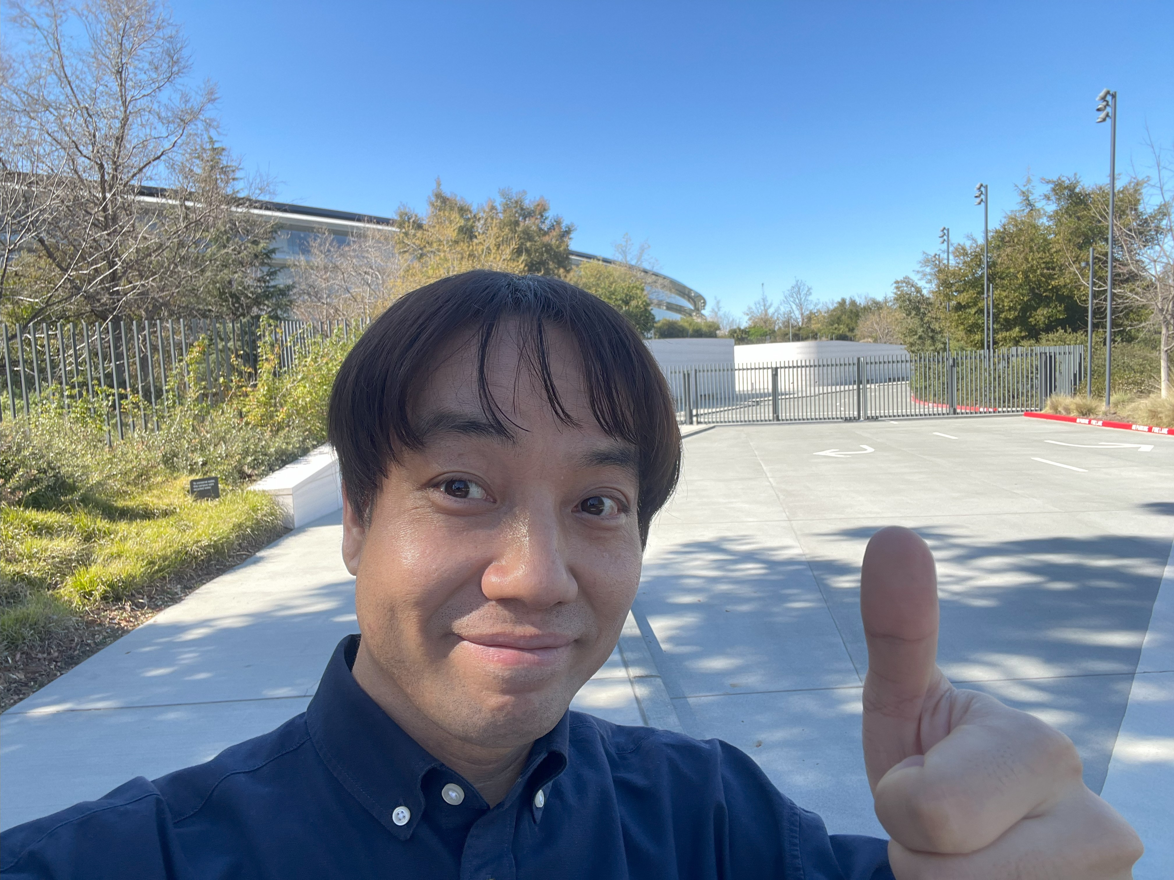 Apple本社前